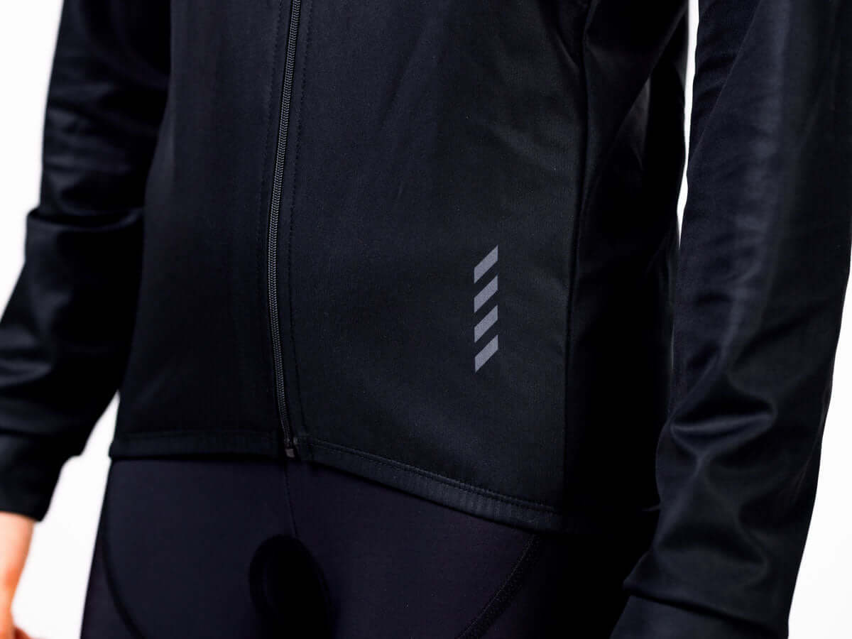 Če iščete ženska kolesarska oblačila in dodatke za zimo, vam svetujemo tole: kolesarska prehodna zimska jakna Krvavec. Odlična izbira za vožnjo s kolesom v mrzlih in mokrih dneh. Jakna ima dodatna žepa z zadrgo za prezračevanje in DWR sloj za vodoodpornost