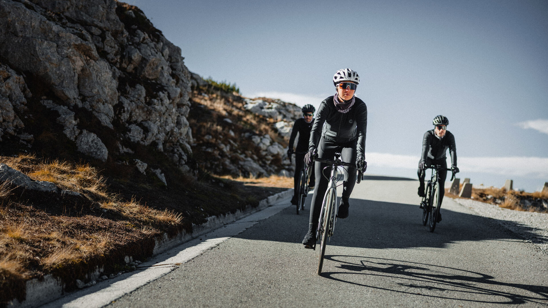 Kolesarji v kolesarskih oblačilih znamke Alpe.ccc