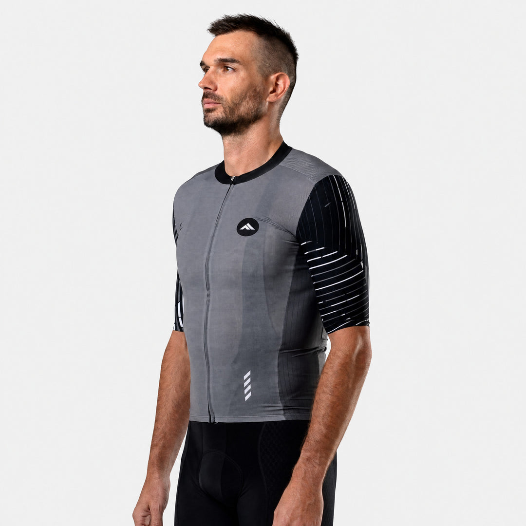Moški kolesarski dres Flow sivo-črn – pogled pod kotom