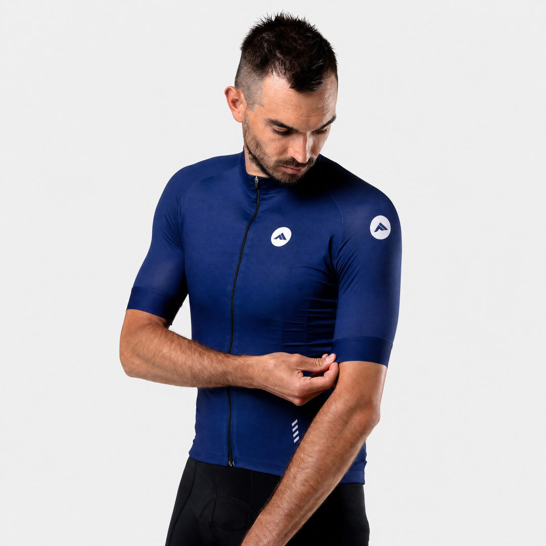 Moški kolesarski dres Minimalist Navy – prikaz kroja rokava